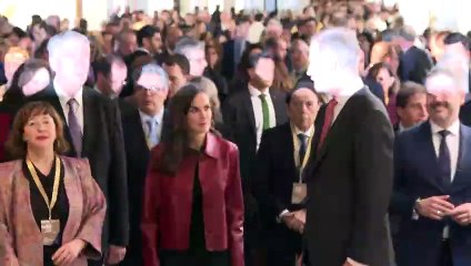 Los Reyes inauguran ARCO 2025 y dan el pésame a la hija de Helga de Alvear