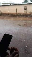 Pluie mystérieuse à Assinze : des perles de différentes couleurs tombent du ciel