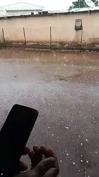 Pluie mystérieuse à Assinze : des perles de différentes couleurs tombent du ciel