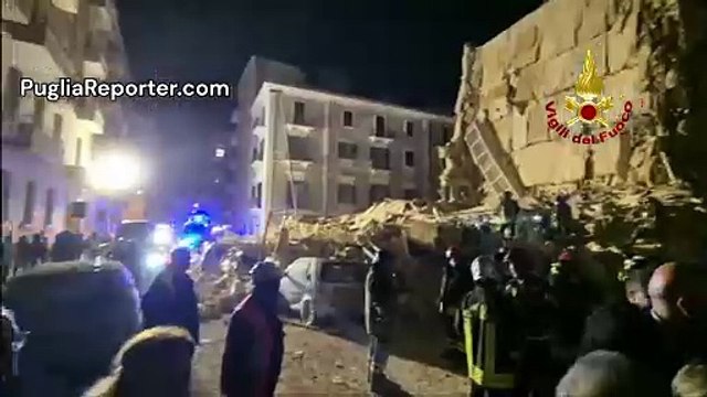 Bari: crolla edificio in via De Amicis, il video dei Vigili del Fuoco
