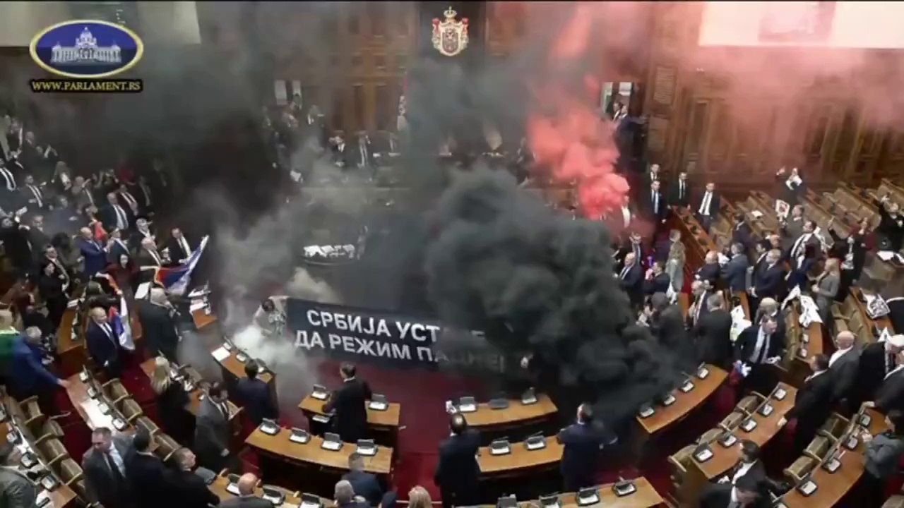 Huevazos, petardos y bombas de humo en el parlamento de Serbia