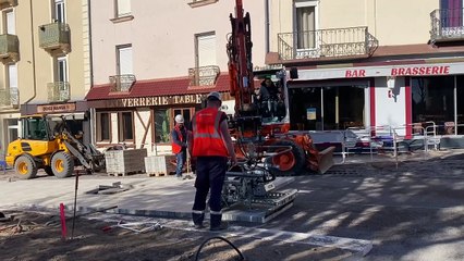 Le Creusot : Des dalles et des pavés pour la Place Schneider