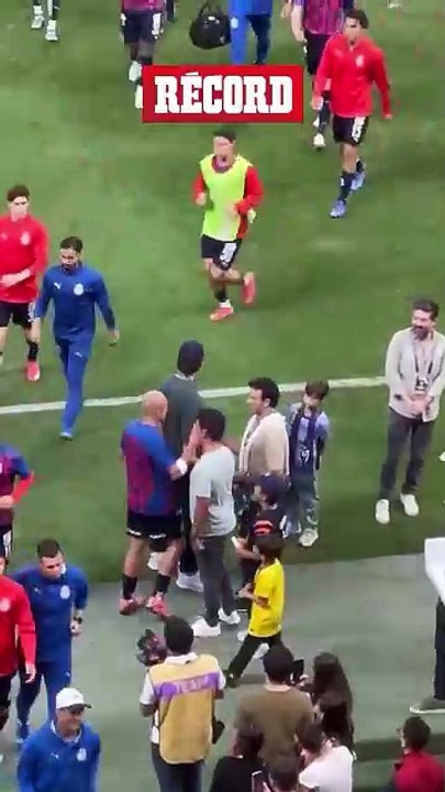 NADIE SE LO QUIERE PERDER   Ya casi comienza el clásico y Amaury Vergara, Sergio Pérez y Javier Hernández conversaron un poco antes del partido.