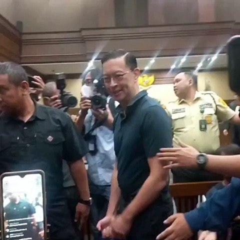Sambil Senyum! Momen Tom Lembong bertemu Anies Baswedan Sebelum Memulai Persidangan Perdana