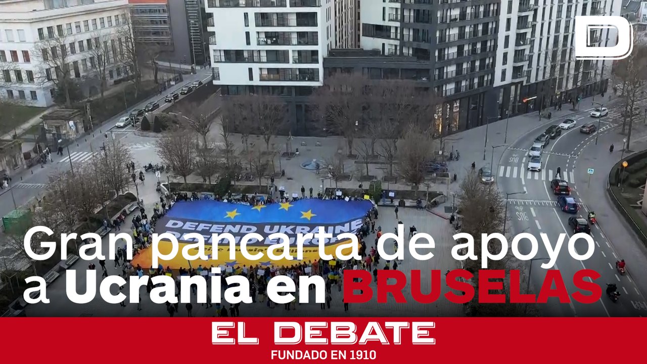 Activistas exhiben una gigantesca pancarta en Bruselas para reafirmar el respaldo europeo a Ucrania