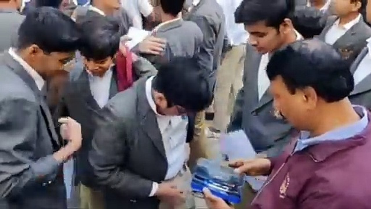 सख्ती या मनमानी? परीक्षा केंद्र पर विद्यार्थियों के उतरवाए टाई, बेल्ट और जूते