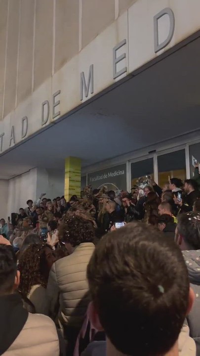Los ganadores del Carnaval de Cádiz se unen a otra chirigota para cantar un pasodoble histórico: "Aquí muero yo"