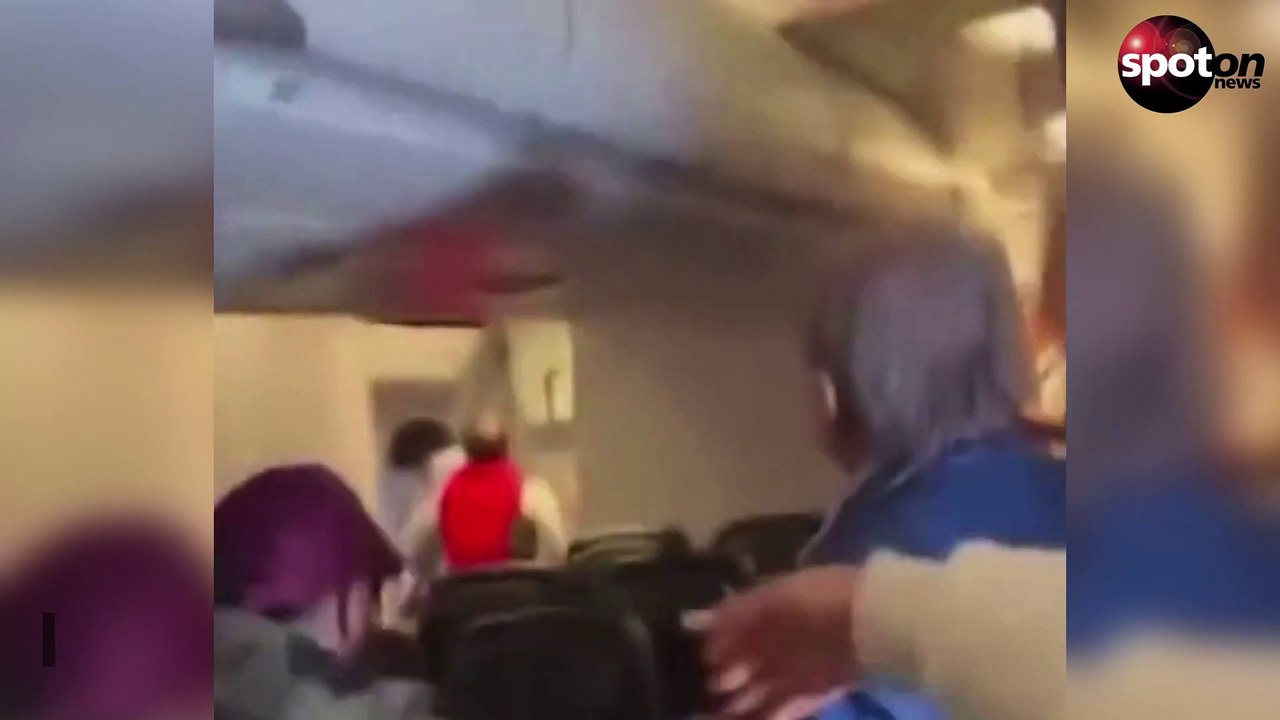 Panik in 3.000 Metern Höhe: Mann versucht Flugzeugtür zu öffnen