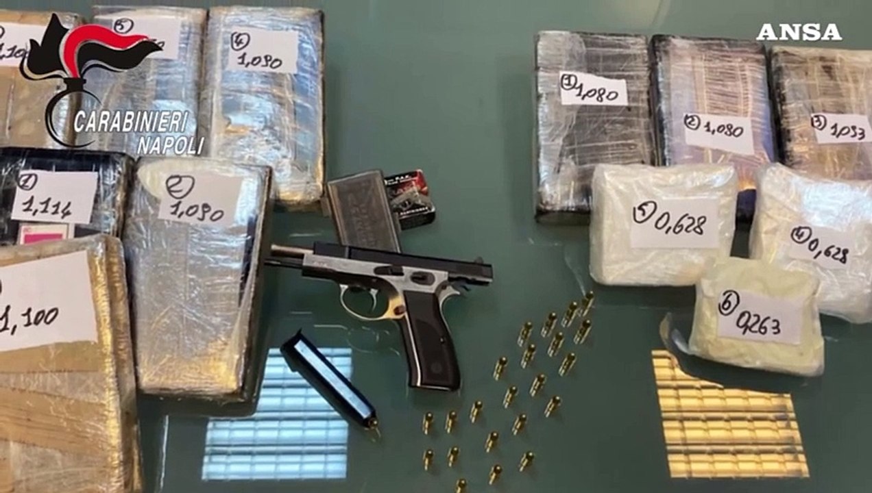 Blitz antidroga nel napoletano, lo spaccio anche con un neonato in braccio