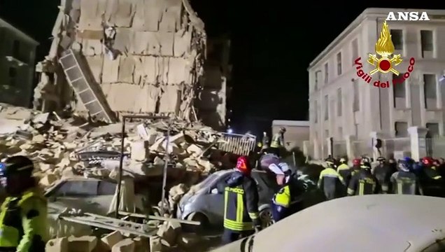 Crolla una palazzina a Bari, ancora dispersa una donna