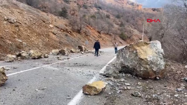 Yamaçtan kopan kaya parçaları yola düştü