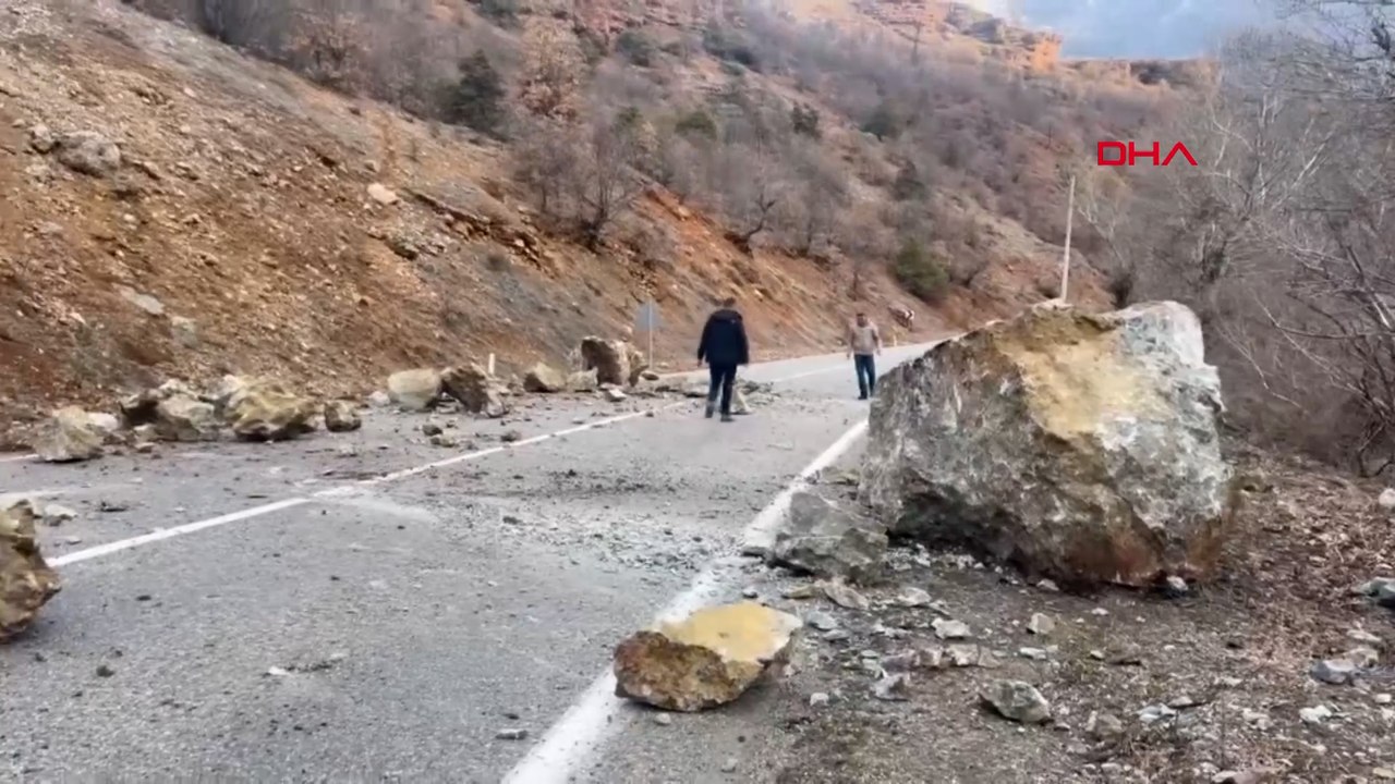 Yamaçtan kopan kaya parçaları yola düştü