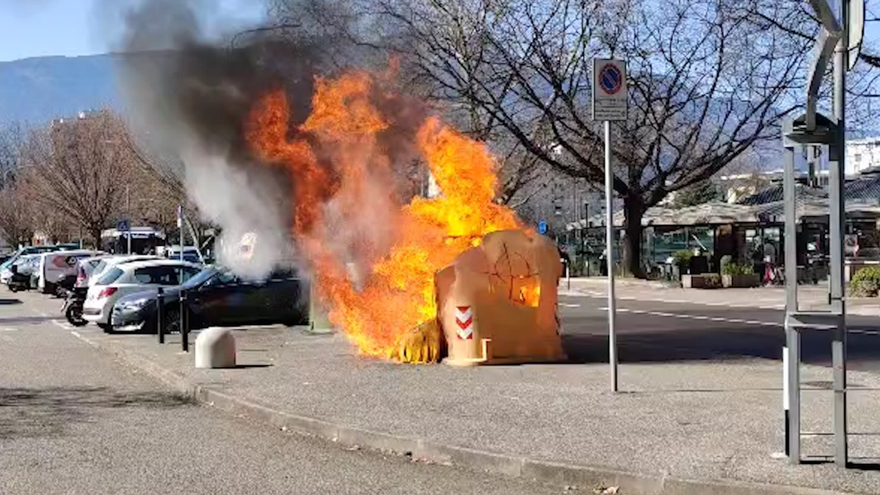 Ancora un rogo a Bolzano: campane della raccolta differenziata in fiamme in via Milano
