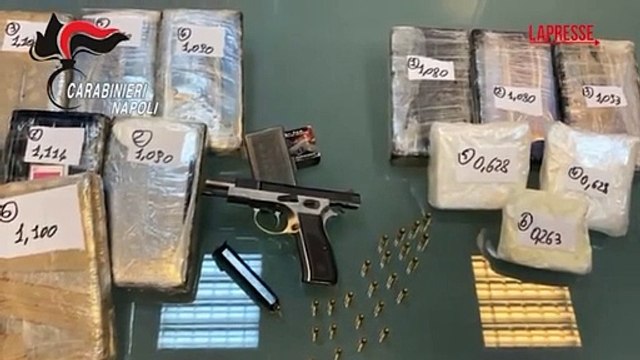 Napoli, vende droga con in braccio il figlio neonato: lo scambio ripreso dalle telecamere