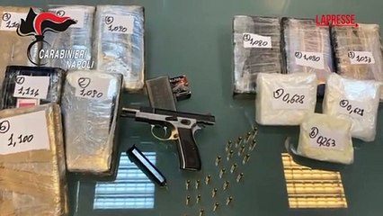 Napoli, vende droga con in braccio il figlio neonato: lo scambio ripreso dalle telecamere