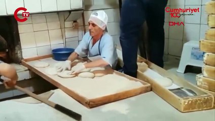 Fırında hijyen skandalı: Tezgaha terlikle bastı, 105 bin TL ceza kesildi