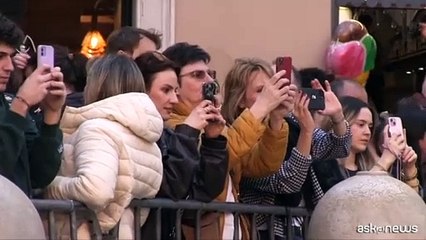 LEGO lancia il nuovo set Fontana di Trevi", davanti a quella vera