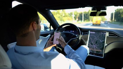 Alla guida con il telefonino, 28 patenti ritirate