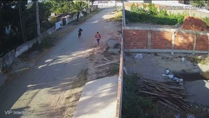 Vídeo chocante mostra adolescente escapando de tentativa de estupro em Maricá