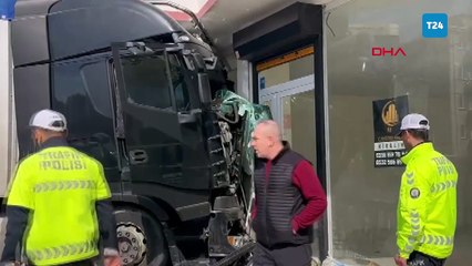 TIR'ın dükkana çarptığı anlar kamerada: 1 yaralı