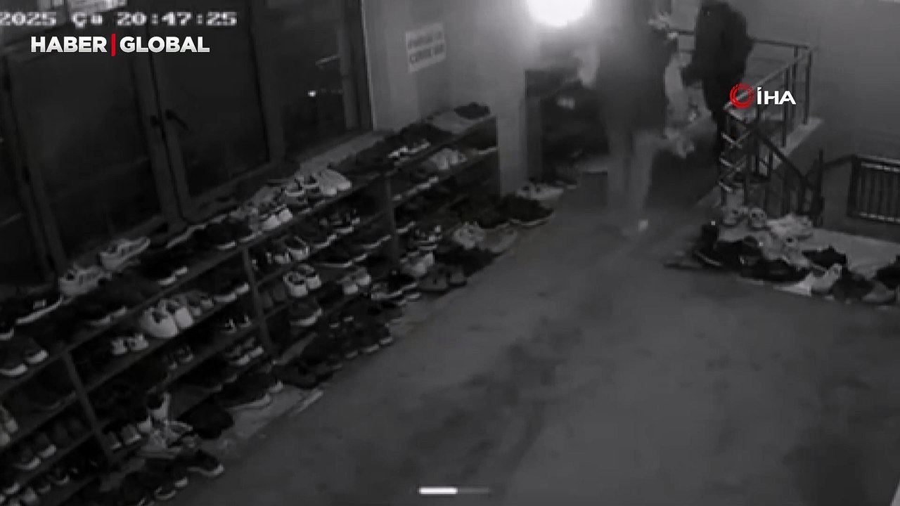 Cemaat namaza durdu, onlar ayakkabıların peşine düştü