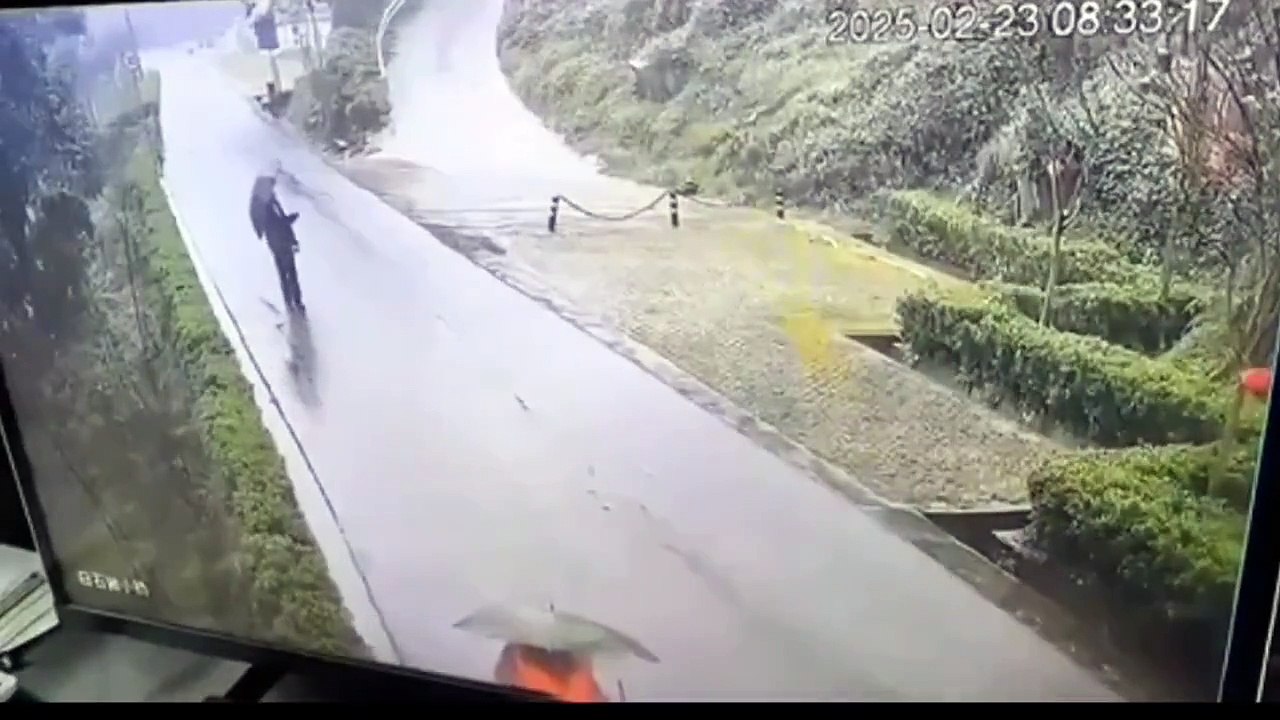 VIDEO: ¡Por segundos! Dos personas escapan de un deslizamiento de tierra en China