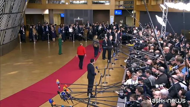 Zelensky a Bruxelles, l'abbraccio con von der Leyen: Non siamo soli