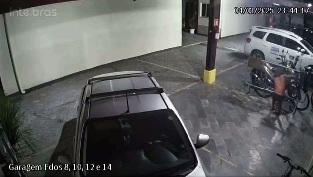 Ladrão invade prédio por ralo e rouba bicicleta em Guarujá; VÍDEO