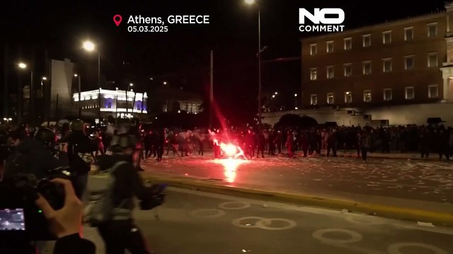 Atene, scontri tra manifestanti e polizia davanti al Parlamento per il disastro ferroviario del 2023