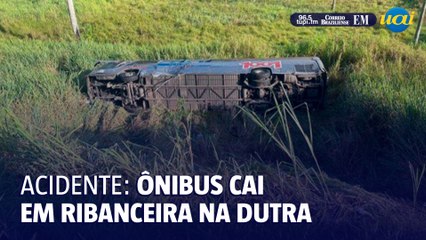 Ônibus com 45 passageiros cai em ribanceira na Dutra
