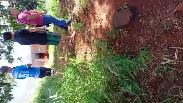 Cama pega fogo e bombeiros são mobilizados em casa abandonada