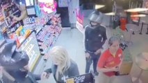 VIDEO | Ladrones fueron capturados minutos después de cometer violento atraco en tienda de Bogotá