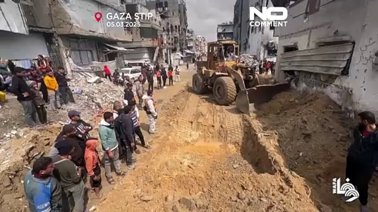 استخراج عشرات الجثث من مقبرة جماعية في شمال غزة