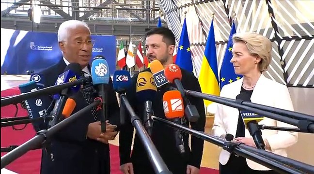 Los líderes europeos abrazan a Zelenski en la cumbre extraordinaria sobre el rearme.