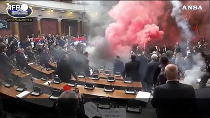 Serbia, incidenti e tumulti in Parlamento a Belgrado
