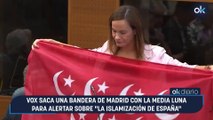Vox saca una bandera de Madrid con la media luna para alertar sobre 