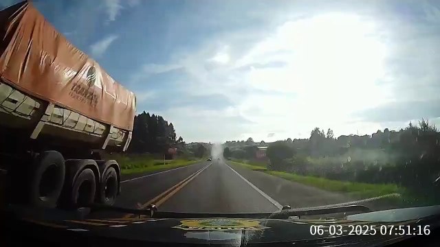 Poste caindo, doguinho correndo... Perseguição alucinante termina com 30 mil maços de cigarro apreendidos