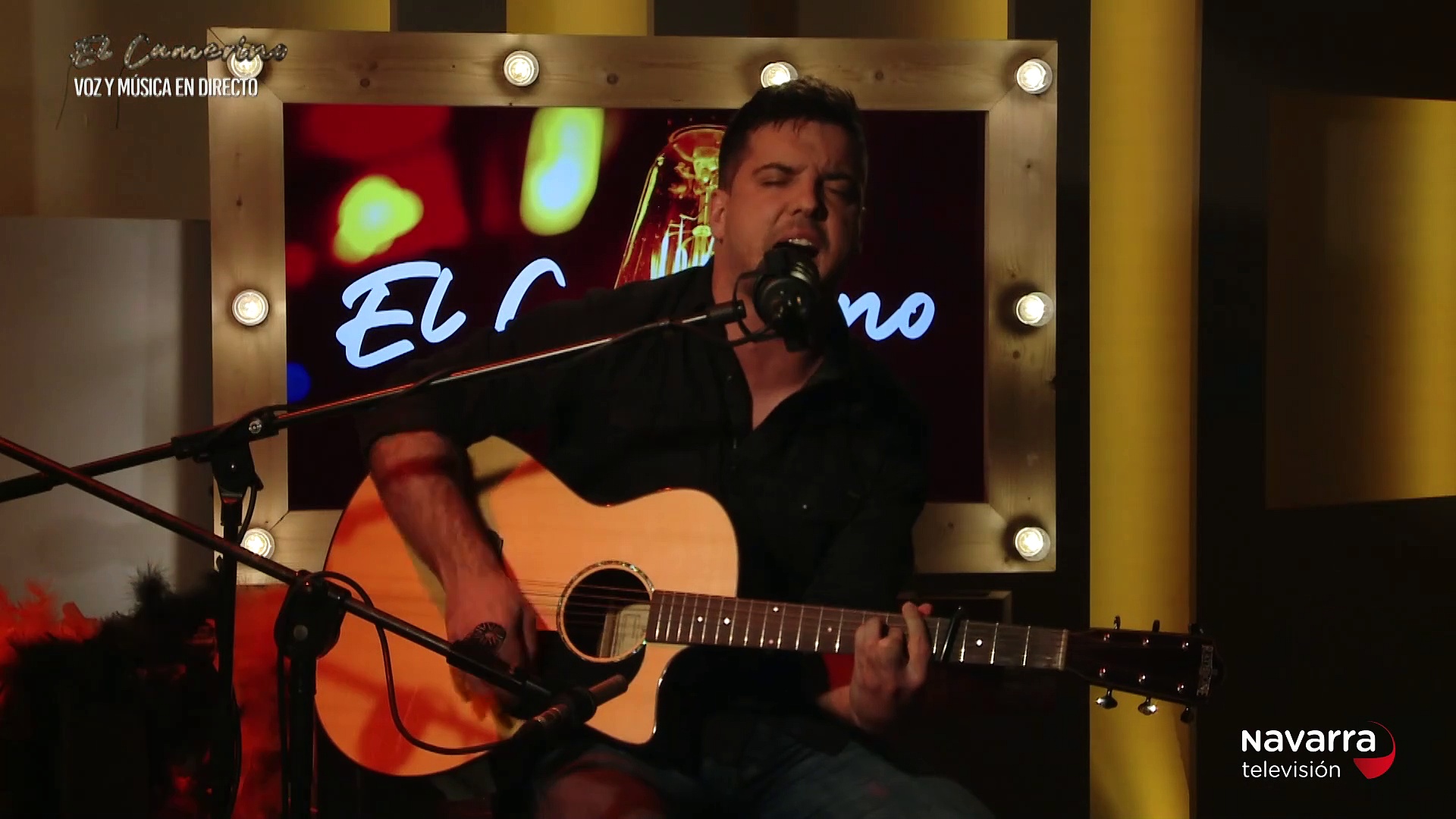 David Jurío a la guitarra canta para El Camerino