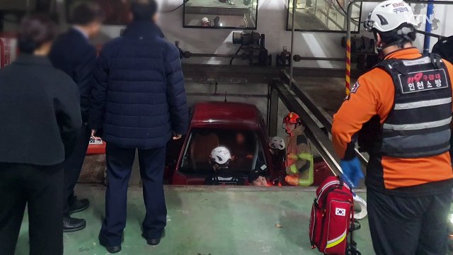 기계식 주차장에서 차량 떨어져...50대 운전자 부상 / YTN