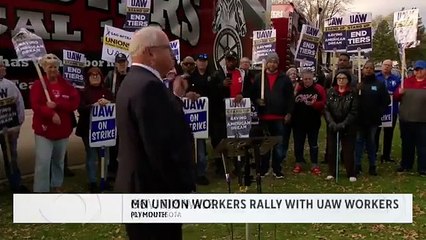 Walz Joins UAW WOrkers on Picket Line