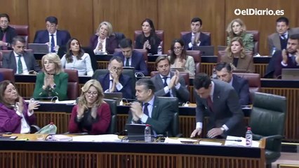 Enfermeras irrumpen en el Parlamento andaluz contra los recortes laborales: "Decimos basta"