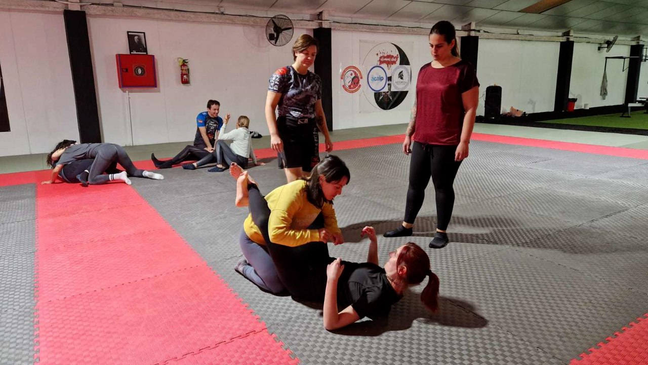 Así es el curso de defensa personal para funcionarias de prisiones ante las agresiones sexuales