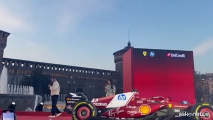 Hamilton e Leclerc acclamati dalla folla di ferraristi a Milano