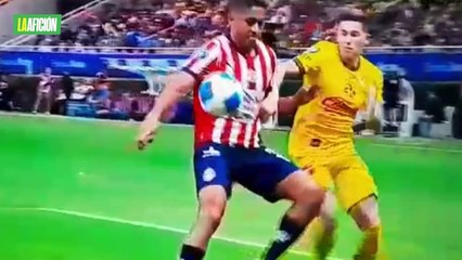 Luis Romo de Chivas genera polémica con una mano en el área que América reclamó como penal