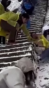 Escaleras congeladas en montaña china causan caídas de turistas (+Video)
