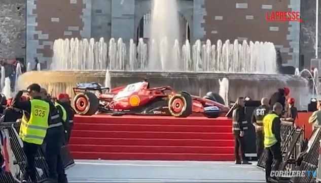 Lo show delle Ferrari per le strade di Milano, Hamilton e Leclerc fanno impazzire i tifosi