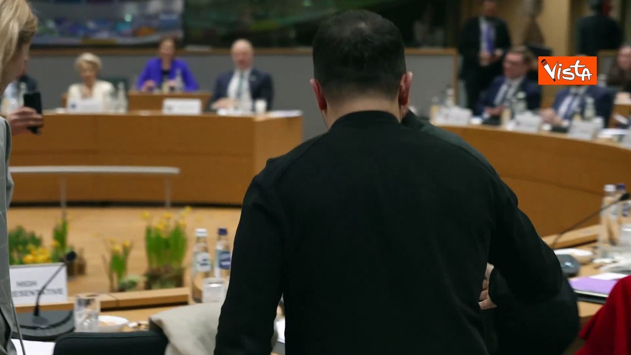 Zelensky al Consiglio Ue di Bruxelles sulla difesa, la stretta di mano con i leader europei
