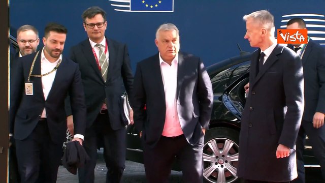 Orban senza cravatta arriva a Bruxelles per il Consiglio Ue straordinario sulla difesa