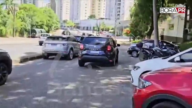 Veja momento em que suspeito de matar jornalista em Curitiba chega na delegacia após prisão