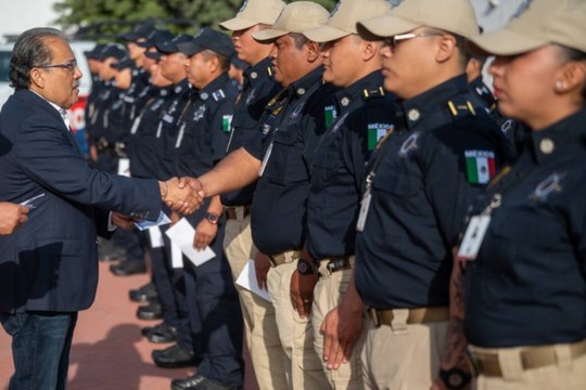 Andrés Mijes reconoce a más de 100 policías por su desempeño en Escobedo